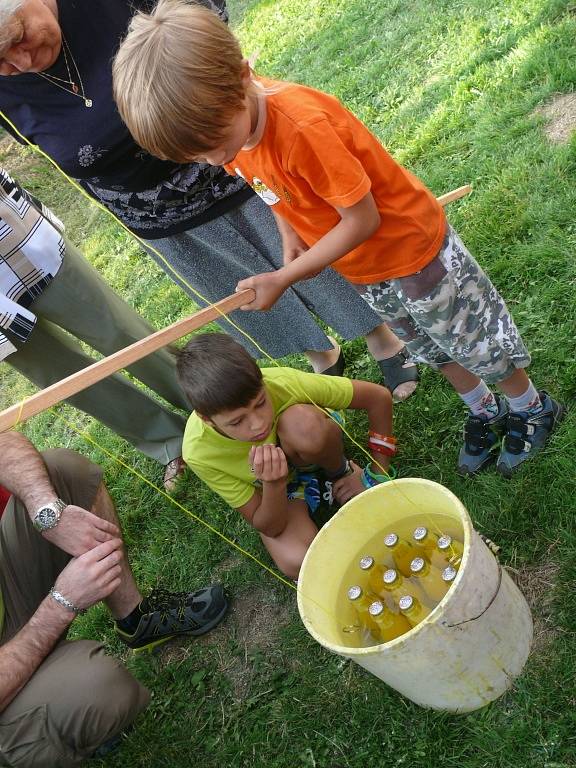 Šedesátka lidí se v sobotu přišla bavit ke krmníku v Hodětíně