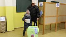 Volby v okrsku ve škole v Helsinské ulici v Táboře.