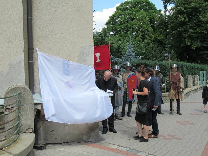 Díky projektu Bojovníci boží – 600 let zdobí od soboty 27. června Masarykův dům pamětní deska připomínající obranou bitvu husitů ze dne 30. června 1420.