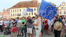 Na demonstraci proti Andreji Babišovi dorazily na táborské Žižkovo náměstí přibližně necelé čtyři stovky lidí.