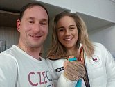 Jan Cuřín z Tábora si kousl do medaile Martiny Sáblíkové, na snímku na OH s medailistkou Karolinou Erbanovou.