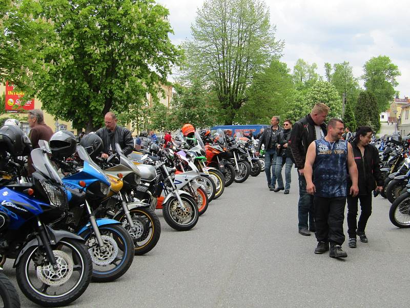 V pořadí 6. ročník Motorkářského požehnání v Chýnově se vydařil, hojné účasti přálo počasí a i atmosféra byla opět magická.