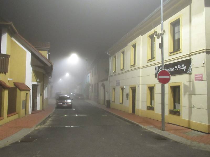 Jihočeská města se po setmění mění v liduprázdné osady, atmosféru tento víkend umocnila ještě mlha. Snímek je z Tábora.