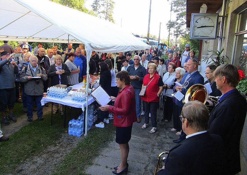 Z Roudné na Táborsku v pátek 2. října v 9.12 hodin odjel poslední vlak. Řada lidí se přišla rozloučit se stanicí, která letos oslavila 80. výročí od svého vzniku.