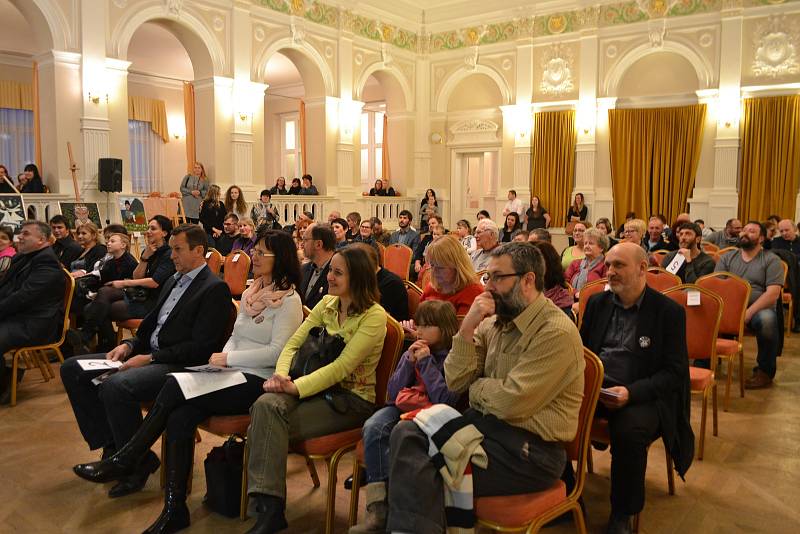 Sobotní dražba obrazů pomůže Rolničce s nákupem nového mikrobusu.