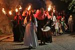 Svátek Mistra Jana Husa oslavili Táborští průvodem s lucernami z Housova mlýna k rybníku Jordán a tradičním zapálením ohňů na vodní hladině.