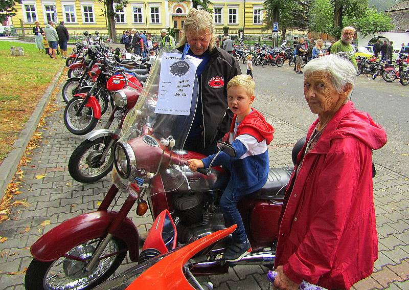 Sedmý ročník srazu veteránů v Chýnově se uskutečnil v neděli 21. srpna. Na prostranství před základní školu dorazilo na 130 historických vozů a motocyklů, posádky se potom vydaly na vyjížďku se zastávkou v centru Soběslavi.