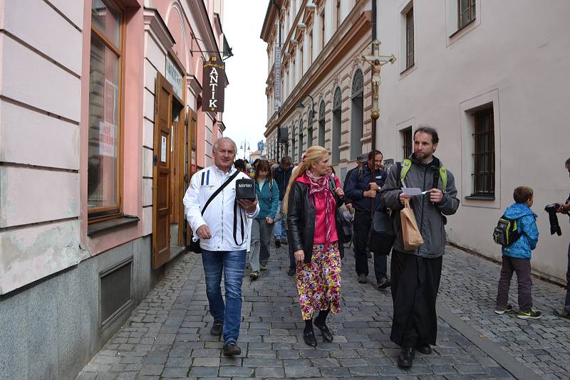 Celodiecézní pouť v sobotu vyvrcholila mariánským průvodem ze Žižkova náměstí starou poutní cestou na Klokoty.