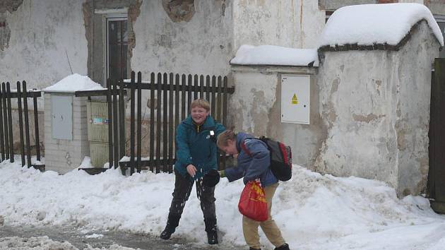 Když napadne v Chotovinách sníh, je třeba toho využít.