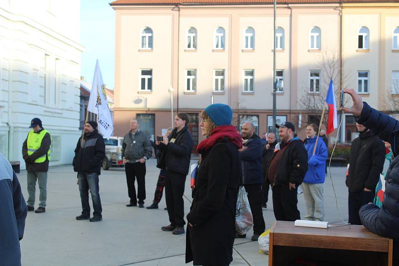 V Táboře v sobotu odpoledne demonstrovali odpůrci roušek a vakcinace. Jedním z řečníků byl i předseda krajně pravicové Národní demokracie Adam B. Bartoš.