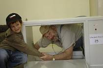Ludvík Hess vkládá do babyboxu  číslo 25 svého syna Matyáše. Pokouší se demonstrovat, že do něj lze odložit i šestileté dítě.