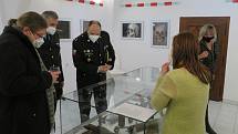 V Táboře zahájili unikátní výstavu Fotostopa 2022. Snímky policejních techniků z míst činů i další zajímavosti z reálné práce jihočeské policie lze vidět do 6. března v Galerii 140.