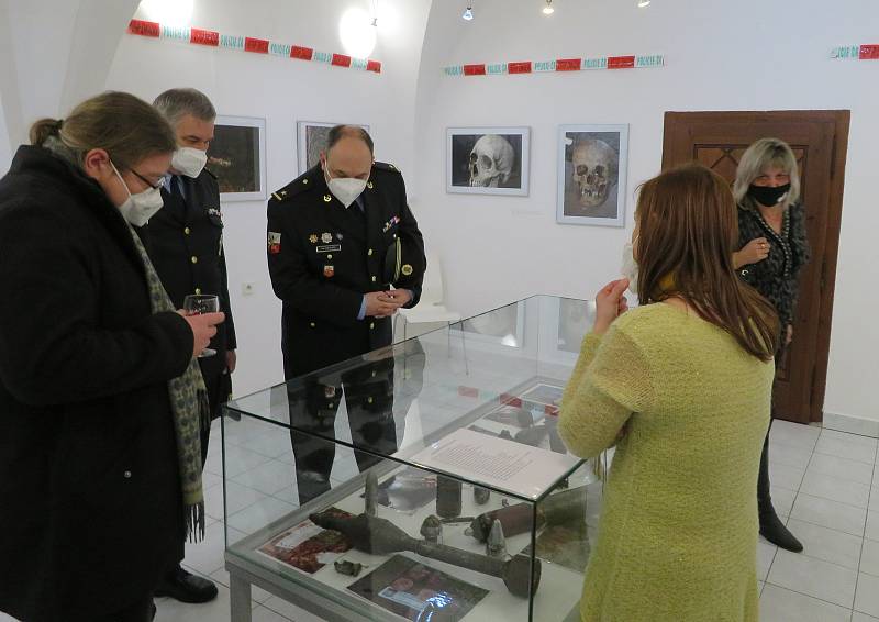 V Táboře zahájili unikátní výstavu Fotostopa 2022. Snímky policejních techniků z míst činů i další zajímavosti z reálné práce jihočeské policie lze vidět do 6. března v Galerii 140.