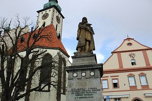 Socha Jana Žižky na náměstí v Táboře se zahalí do lešení.