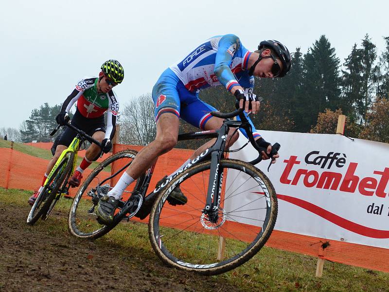 Evropský šampionát cyklokrosařů v Táboře. Závod juniorů. Vyhrál Švýcar Loris Rouiller, pro stříbro si dojel Tomáš Kopecký (černá helma, číslo 16 a kolo Colnago). Jakub Ťoupalík (bílá helma, číslo 23 a kolo Stevens) dojel na 18. pozici.