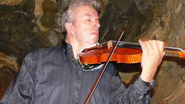 Virtuos Svěcený zahrál v Chýnovské jeskyni - Táborský deník
