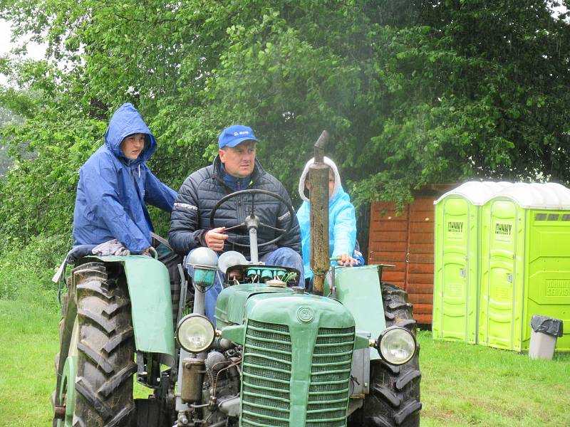 Traktoriáda v Sedlečku u Soběslavi se konala v sobotu 20. června navzdory počasí.