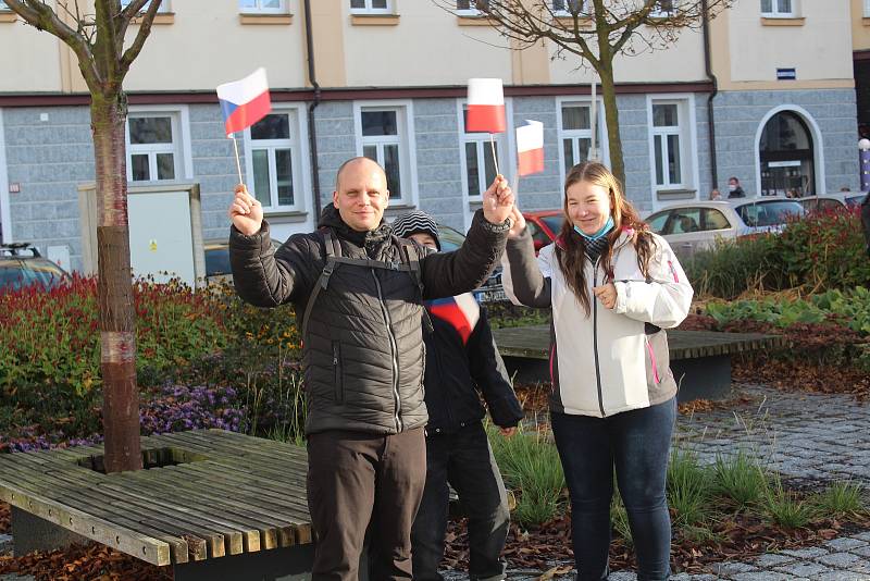 V Táboře v sobotu odpoledne demonstrovali odpůrci roušek a vakcinace. Jedním z řečníků byl i předseda krajně pravicové Národní demokracie Adam B. Bartoš.