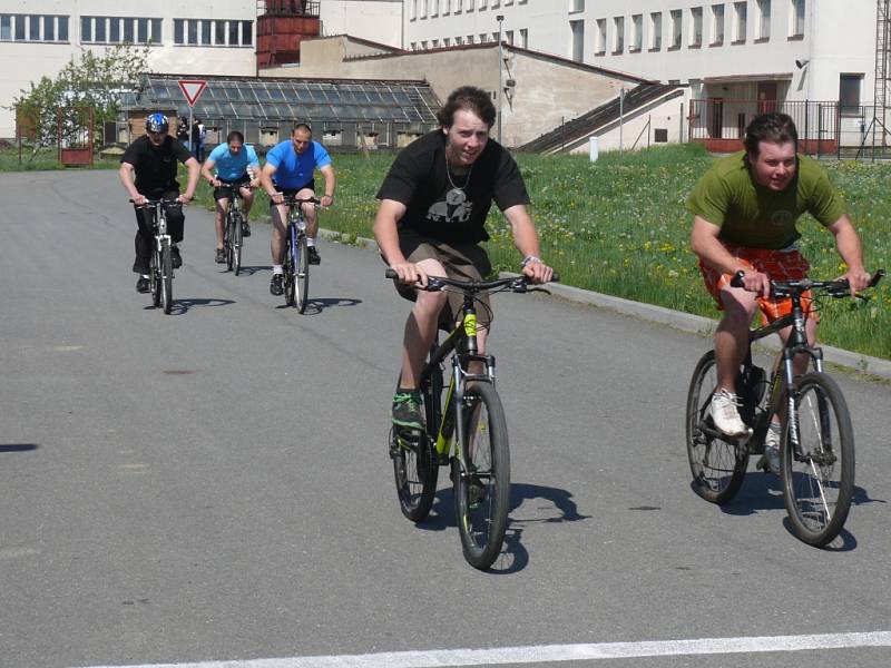 Na start se postavilo téměř 30 cyklistů. 