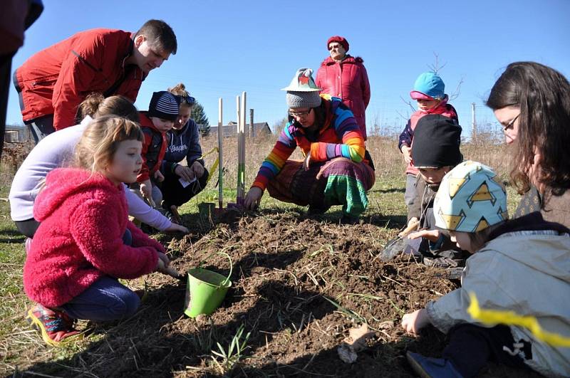  V neděli oslavovali rodiče, prarodiče a hlavně děti příchod jara na zahrádce. V lesní MŠ Žijem lesem byl pro zúčastněné připravený odpolední program s názvem „Stezka malého zahradníka".
