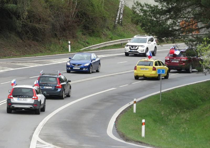 V neděli 2. května se asi tři desítky automobilů vybavené českými vlajkami setkaly v Táboře a vyjely směr Písek.