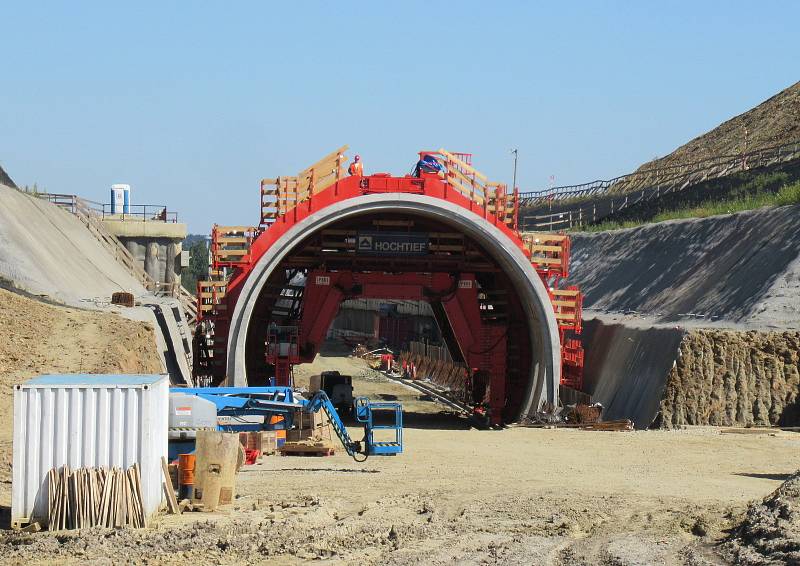 Za stanicí Soběslav vzniká Zvěrotický tunel, který bude ve finále měřit 370 metrů. Na něj navazuje přemostění komunikace ve směru na Sedlečko. Estakádu vytvoří celkem 27 mostních polí.