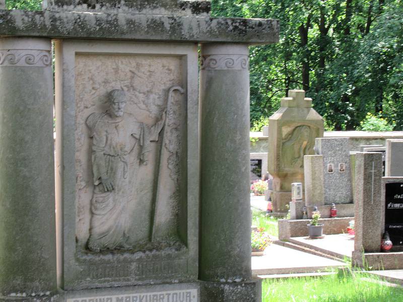 František Bílek vytvářel městské pomníky (pomník Mistra Jana Husa pro Kolín a Tábor), kresby, grafiky, užité umění, architekturu i funerální plastiky.