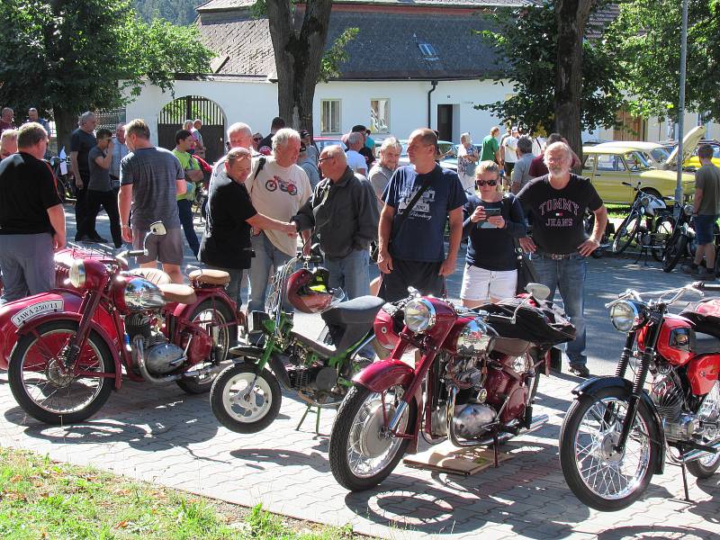 Do Chýnova se sjelo na 150 majitelů veteránů a mezi nimi i motokrosová a endurová legenda František Hrobský a sběratel historických motocyklů z Českých Budějovic Petr Hošťálek.
