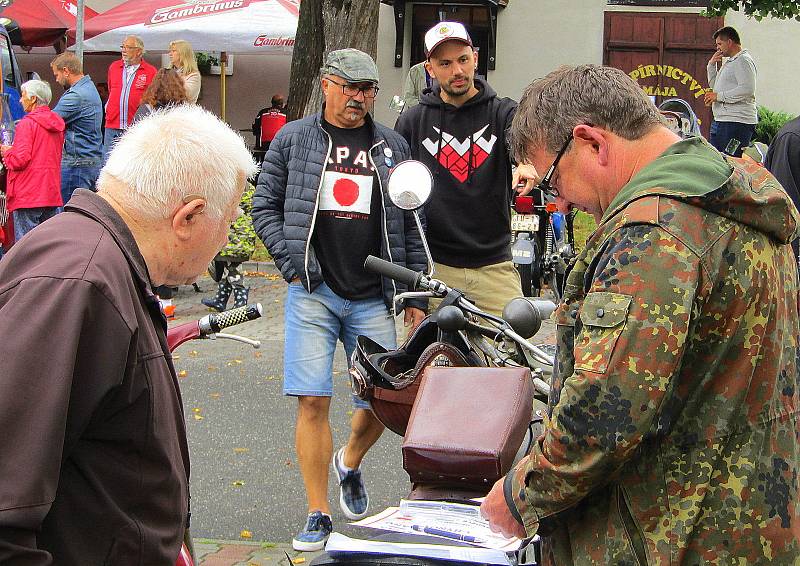 Sedmý ročník srazu veteránů v Chýnově se uskutečnil v neděli 21. srpna. Na prostranství před základní školu dorazilo na 130 historických vozů a motocyklů, posádky se potom vydaly na vyjížďku se zastávkou v centru Soběslavi.