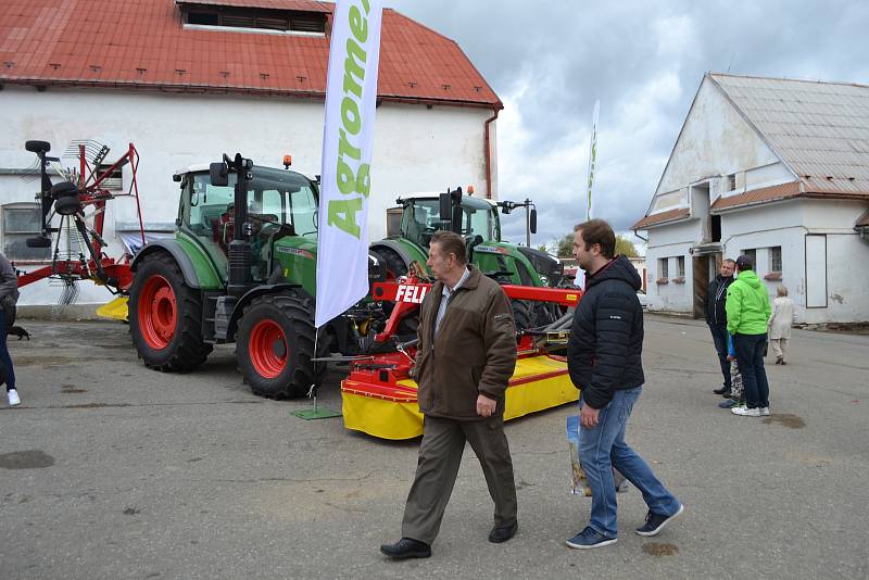 V sobotu navštívily Školní statek Měšice při příležitosti Dne zemědělců stovky lidí.