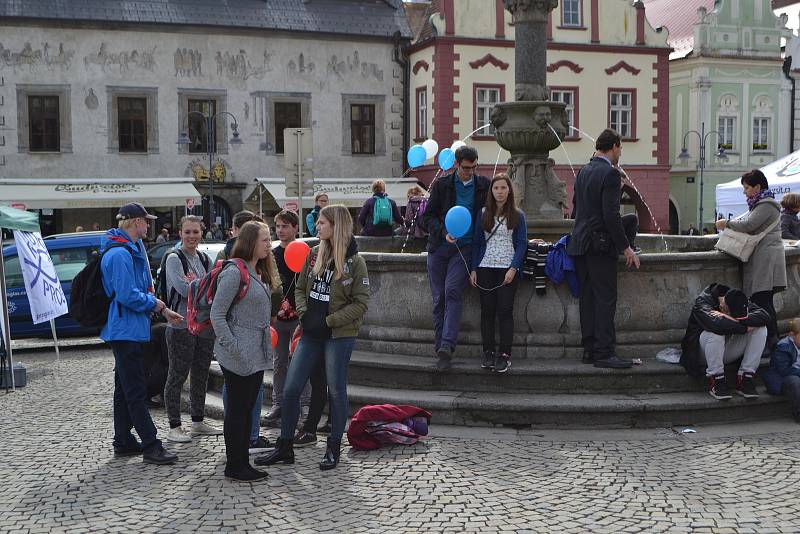 Celodiecézní pouť v sobotu vyvrcholila mariánským průvodem ze Žižkova náměstí starou poutní cestou na Klokoty.