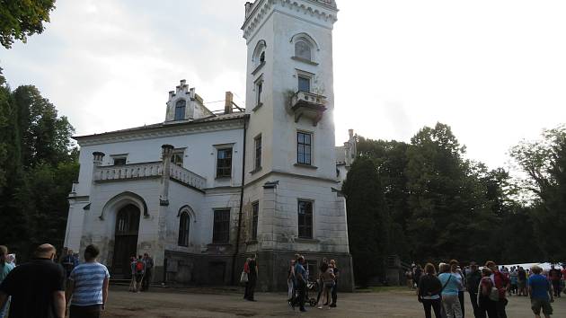 Novogotický zámek v Jistebnici chce nový majitel Ivan Svítek během deseti let zrekonstruovat, v neděli 26. září pozval veřejnost na prohlídku interiéru i rozsáhlého parku.