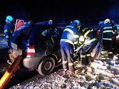 Hasiči po nehodě osobního auta u Všechlap na Táborsku "vystřihávali" dvě zaklíněné osoby.
