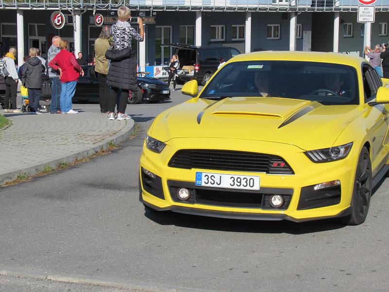 V neděli 13. října z táborského areálu Komora vyjeli účastnici Charitativního srazu mustangů a US Cars na projížďku do Bechyně.