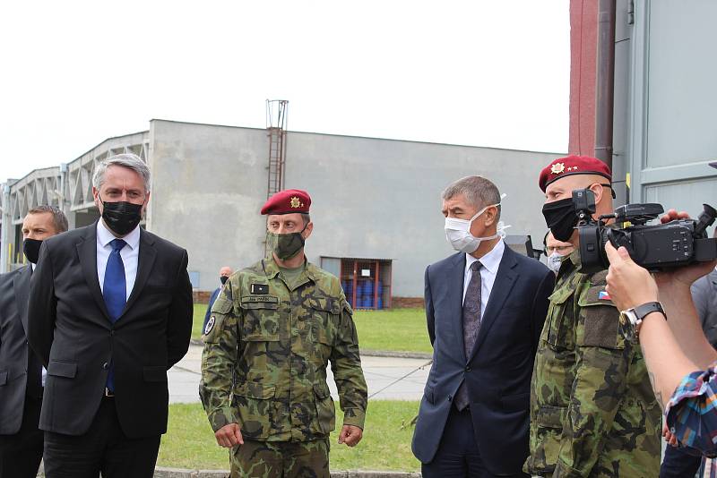 Premiér Babiš navštívil 42. mechanizovaný prapor v Táboře.