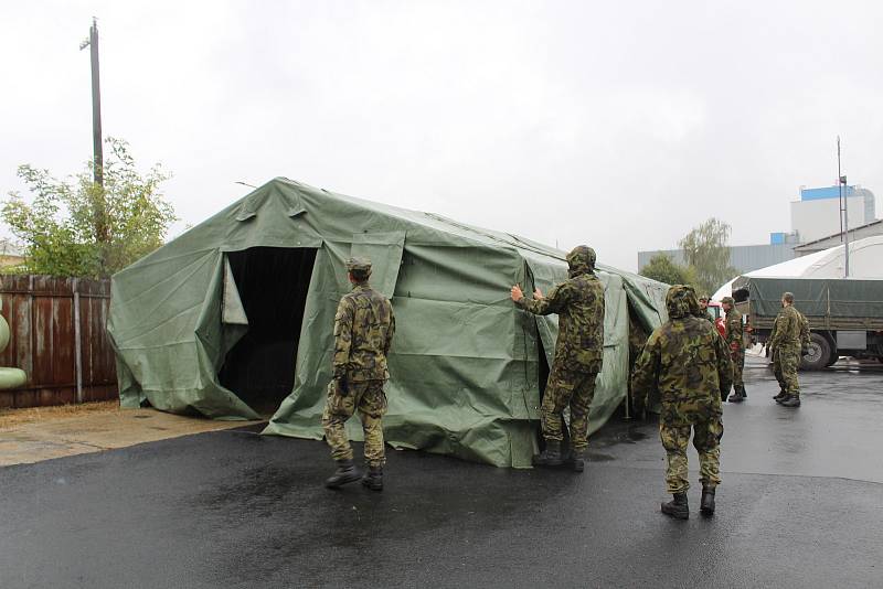 Drive-in v areálu Správy a údržby silnic Tábor ve Vožické ulici. Během úterního dopoledne ho na místě vybudovali bechyňští ženisté.