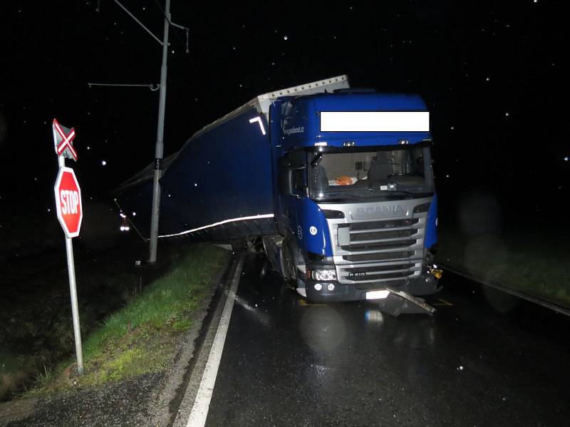 Na železničním přejezdu u obce Sudoměřice u Bechyně se v úterý večer střetlo osobní a nákladní auto. Kamion se pak převrátil a zasahoval do kolejiště.