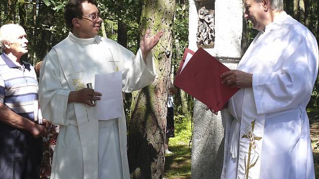 Při Chotovinských slavnostech před dvěma lety slavnostně otevírali křížovou cestu, dnes otevřou novou knihovnu.