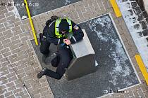 Záchrana klíčů z podzemního kontejneru na papír ve Valdenské ulici v Táboře v režii strážníků. Foto: archiv Městská policie Tábor