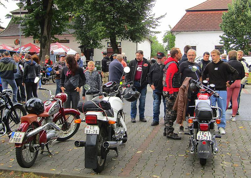 Sedmý ročník srazu veteránů v Chýnově se uskutečnil v neděli 21. srpna. Na prostranství před základní školu dorazilo na 130 historických vozů a motocyklů, posádky se potom vydaly na vyjížďku se zastávkou v centru Soběslavi.