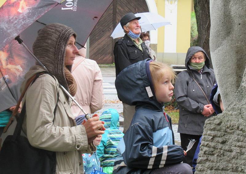 V pondělí 28. září byl po půl 12 dopoledne na věž kostela sv. Václava v Plané nad Lužnicí jeřábem vyzdvižen a zavěšen stejnojmenný zvon z dílny myslkovického mistra zvonaře Michala Votruby. Týž den odpoledne začal plnit svůj účel.