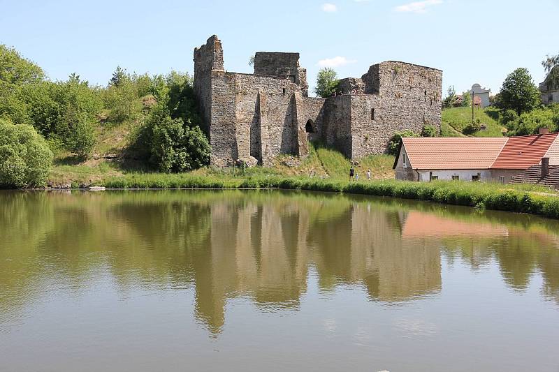 Zřícenina hradu Borotín.