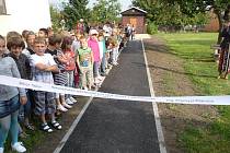 Základní škola v Čekanicích se dočkala rekonstrukce sportoviště pro skok daleký.