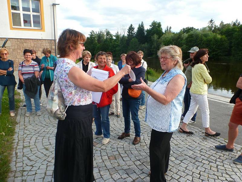 Program začal v knihovně prohlídkou výstavy z činnosti Klubu Plánských Dam a pokračoval přednáškou Mgr. Jakuba Rychtara o strávnících středověku. Poté byli účastníci pozváni na historicko-kulinářskou procházku a knihovnice měly pro každou ze sedmi zastáve