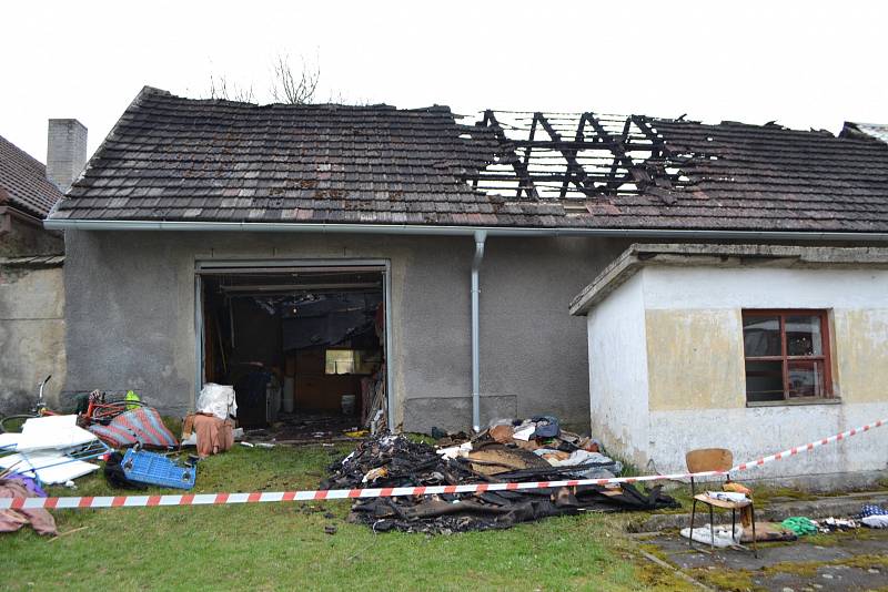 Požár vesnického stavení v Podboří u Opařan.