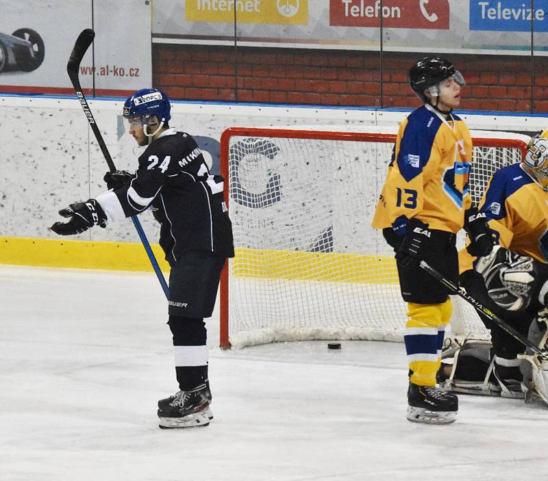 Táborští zvládli i páté sezónní derby s Pískem, tentokrát na jeho ledě. IHC Králové Písek - HC Tábor 4:7.