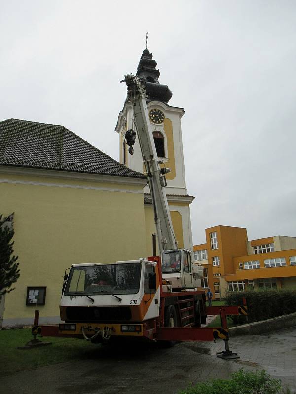 V pondělí 28. září byl po půl 12 dopoledne na věž kostela sv. Václava v Plané nad Lužnicí jeřábem vyzdvižen a zavěšen stejnojmenný zvon z dílny myslkovického mistra zvonaře Michala Votruby. Týž den odpoledne začal plnit svůj účel.