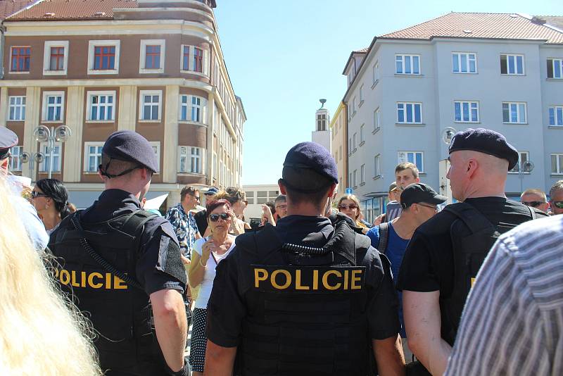 Babiše v Táboře přivítal pískot. Jsou to fašisti a nacisti, reagoval