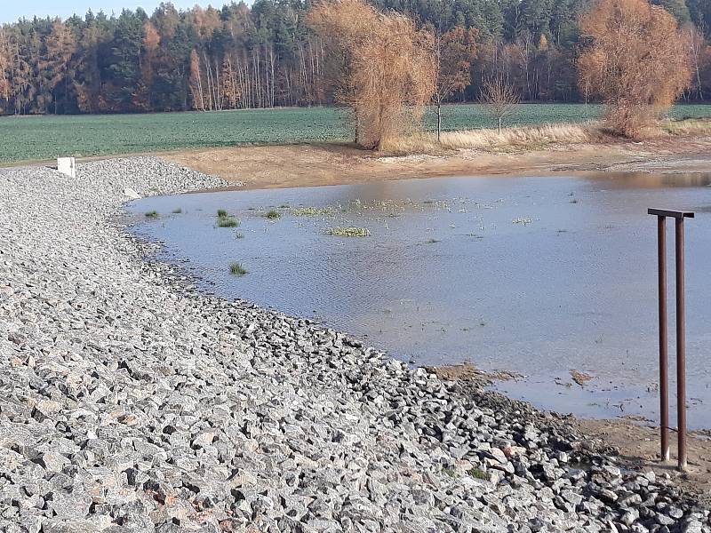 Opravený zámek a odbahněný rybník patří k posledním dokončeným investičním akcím v Myslkovicích.