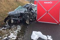 Řidič osobního auta na Táborsku zemřel při střetu s kamionem.